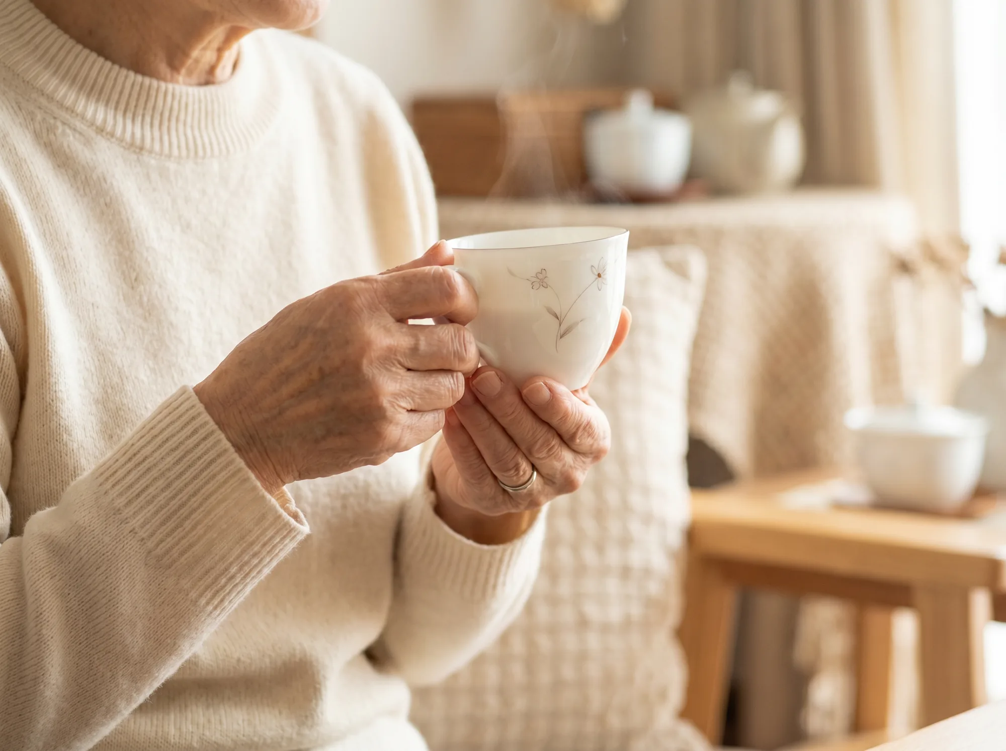 温かいお茶を持つ手